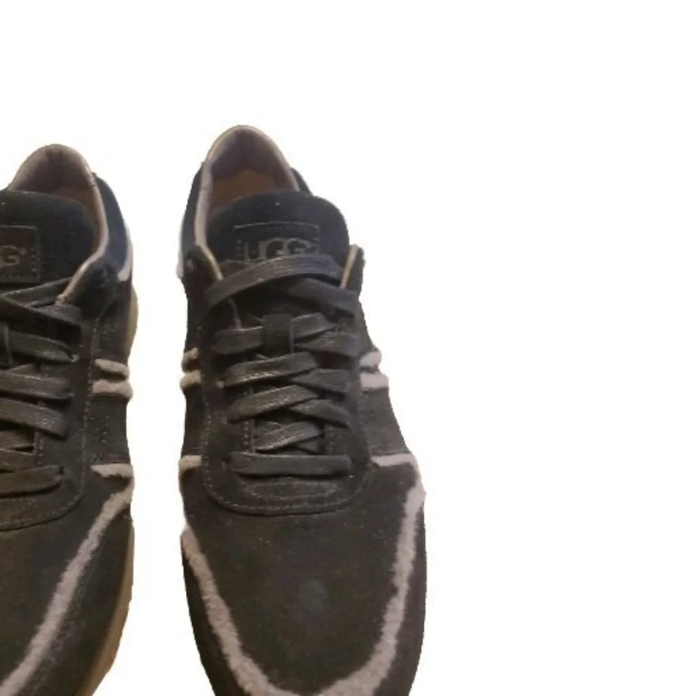 UGG Trigo Spill Seam Mens 11 Black Suede Sheepskin Sneaker Shoes Trainer 1110595